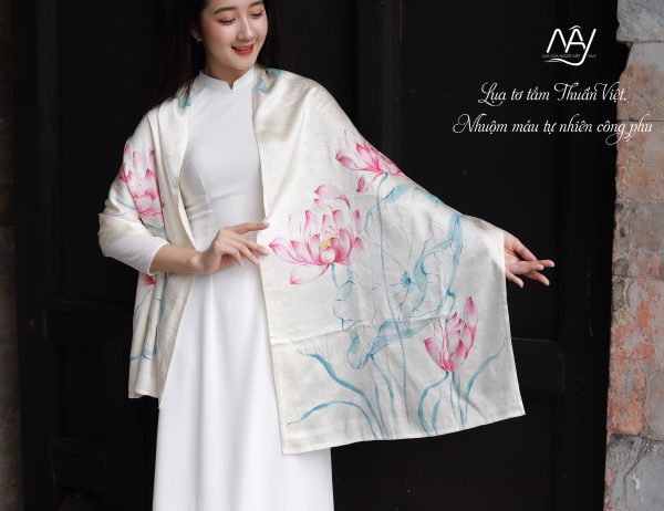 Khăn lụa hoạ tiết hoa sen của Mây Silk